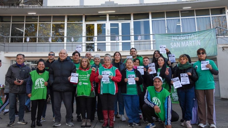 Rumbo a la marcha federal de salud: volanteada y radio abierta en el Hospital San Martín